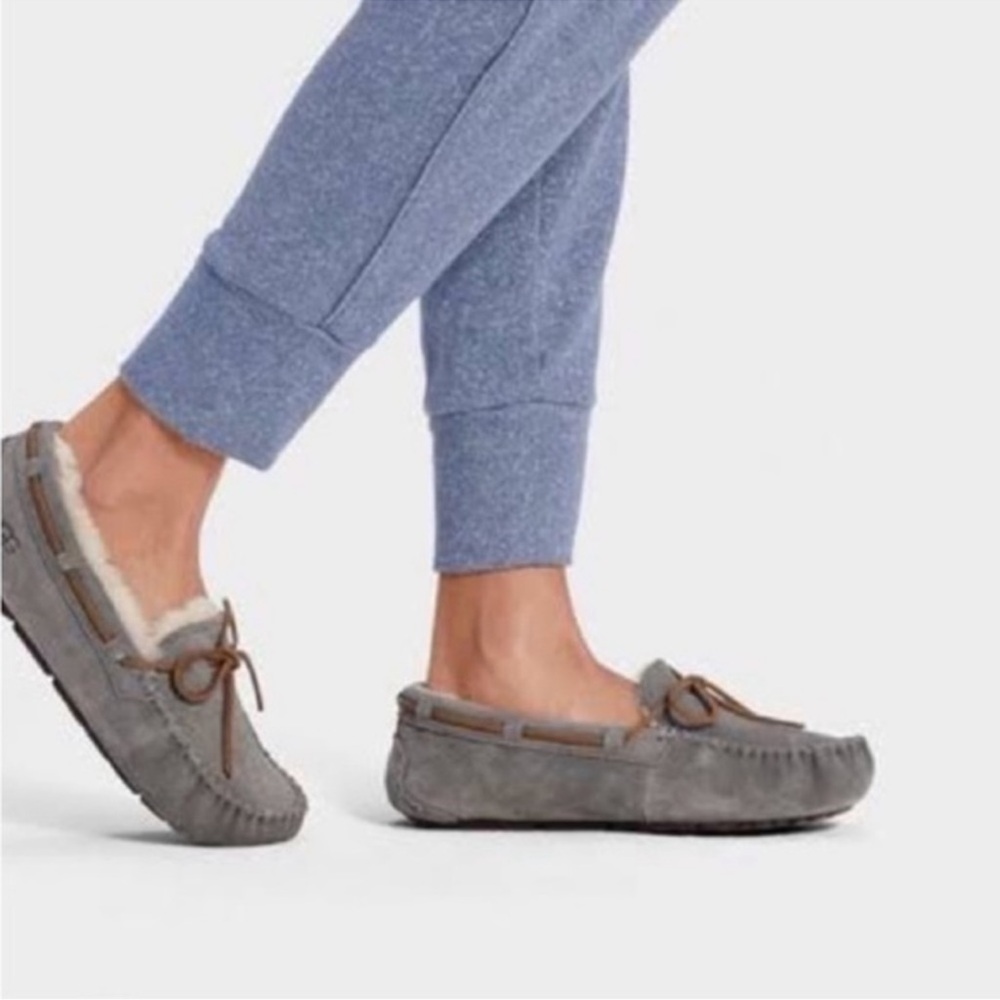 UGG Dakota Moccasin 5612
